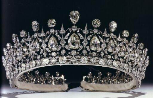 crown-striking-tiara