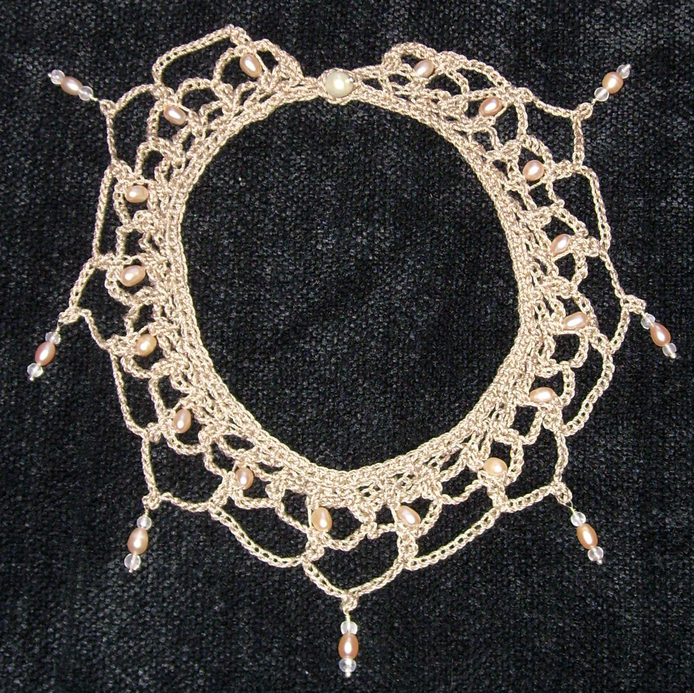 Crochet_lace_and_pearls_necklace