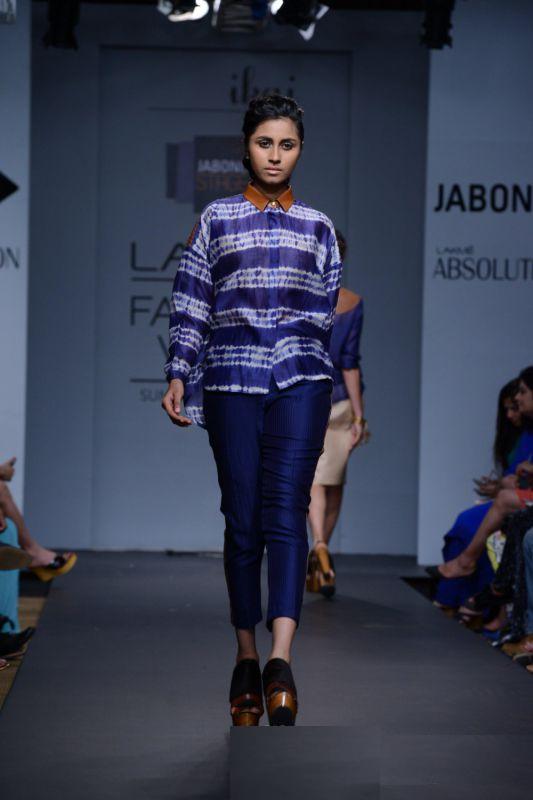 4 Ragini Ahuja showcased a newest collection at lakme fashion week