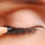 how to apply eyeliner to the top lid