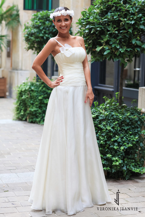 6 one shoulder style unique gowns for wedding by Veronika Jeanvie