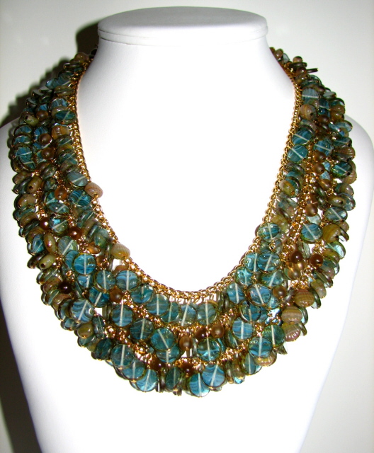 amazing women wear strand necklace