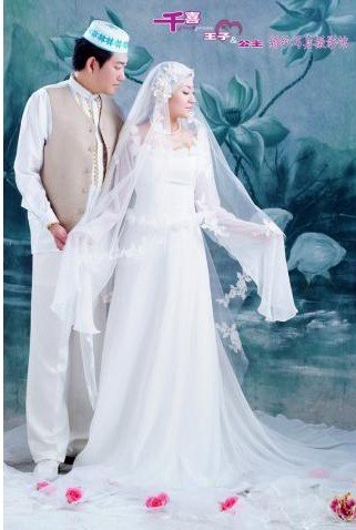 white color muslim women wedding dress