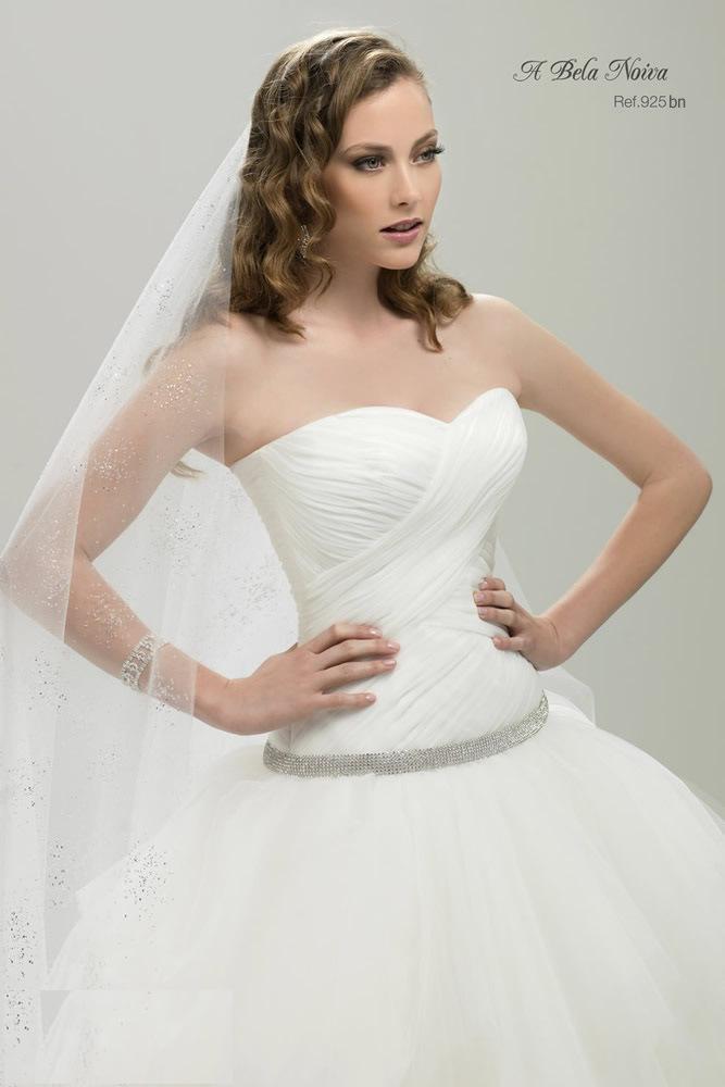 amazing bridal wear A Bela Noiva dress