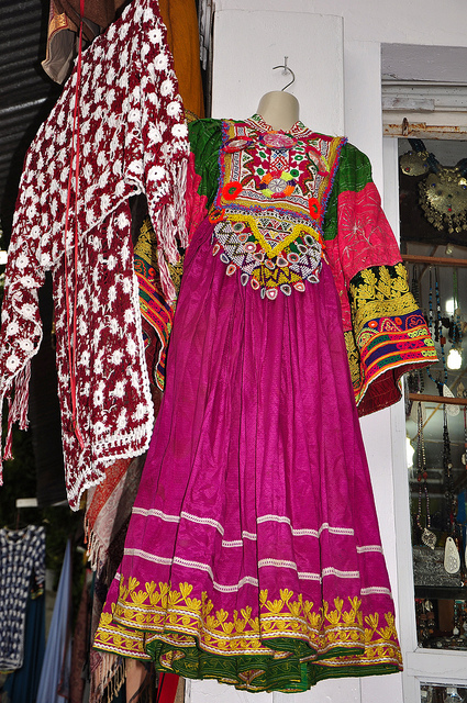 2. pakistani women traditional outfit (3)