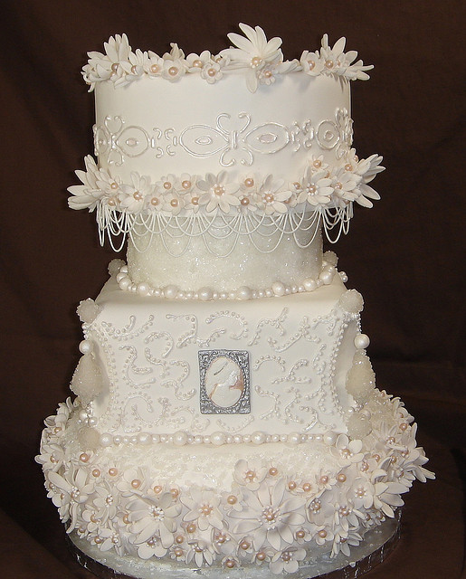 pearl decorated wedding cakes (4)