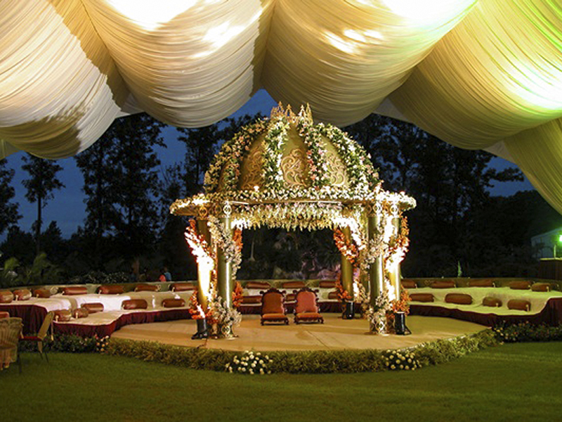 enjoy the elegance of splendid gallery and select most charming and exclusive stage decoration idea for your exciting wedding ceremony