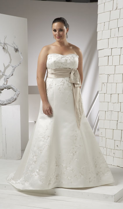 6 Plus-Size Wedding Dresses (6)