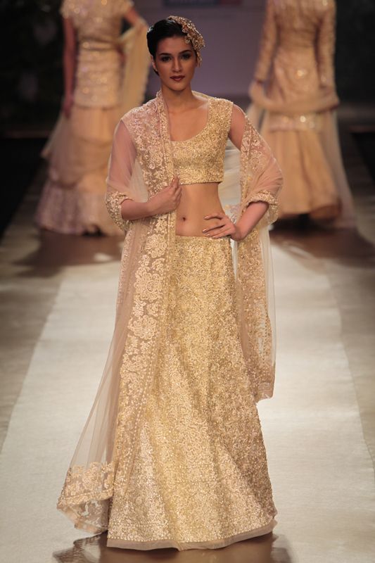 most impressive golden bridal dress (6)