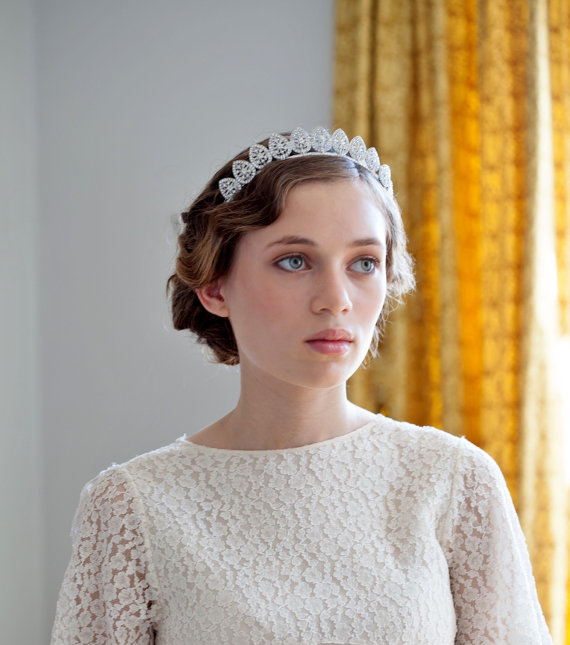 4 Stylish and western traditional tiara for brides (3)